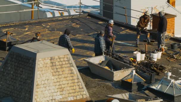 Ristrutturazione del tetto durante una fredda giornata d'inverno a Montreal — Video Stock
