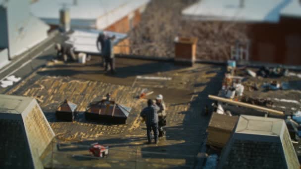 Tilt Shift Miniatura da Renovação do Telhado durante um dia frio de Inverno em Montreal — Vídeo de Stock
