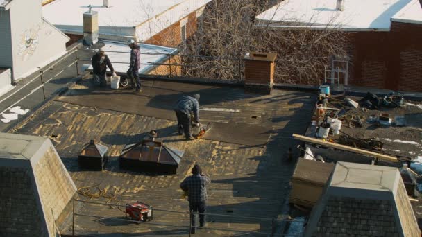 Відновлення дахів під час холодного дня зими в Монреалі. — стокове відео