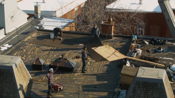 Renovación del tejado durante un frío día de invierno en Montreal — Vídeo de stock