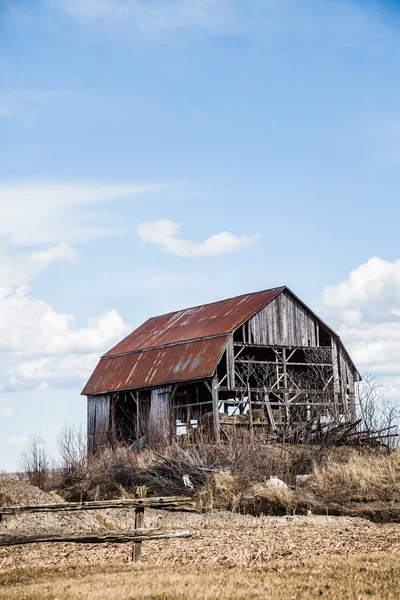 Velho celeiro abandonado — Fotografia de Stock