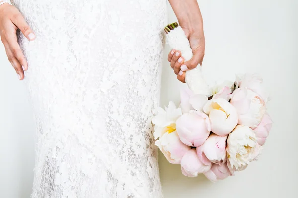 Mujer sosteniendo un bonito ramo de bodas — Foto de Stock