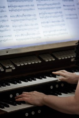 organ oynayan birinin elleri