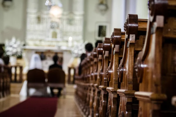 Cerimônia de casamento dentro de uma igreja — Fotografia de Stock