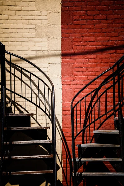 Escaleras simétricas con dos colores diferentes —  Fotos de Stock