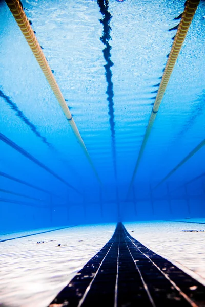 수 중에서 빈 50m 올림픽 수영장 — 스톡 사진