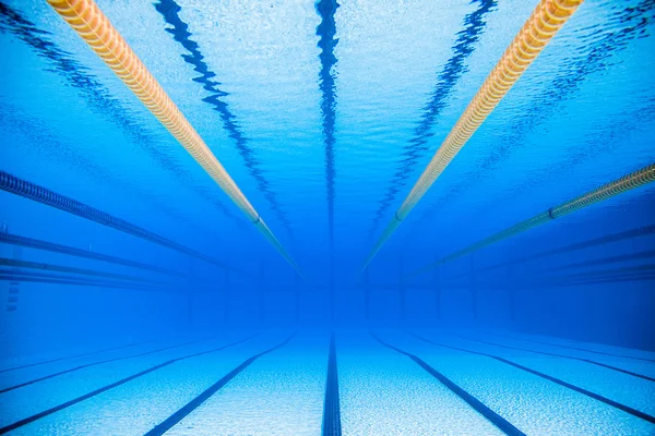 Lege 50m Olympische buitenzwembad van onderwater — Stockfoto