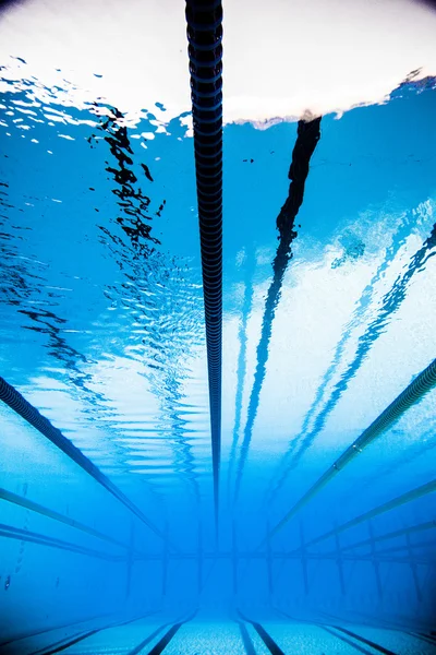 Piscina exterior olímpica vazia de 50m do subaquático — Fotografia de Stock