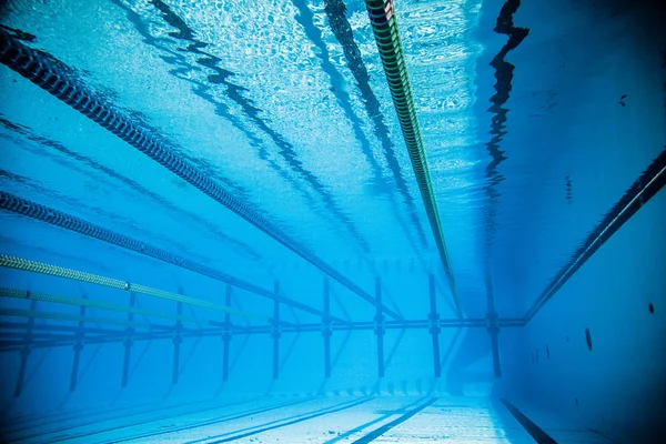 从水下空 50 米奥运室外游泳池 — 图库照片