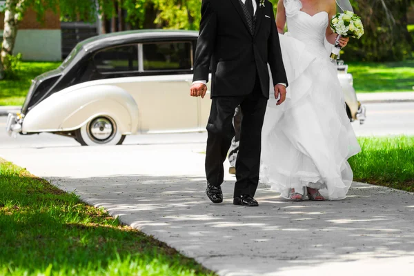 Braut und ihr Vater betreten die Kirche — Stockfoto