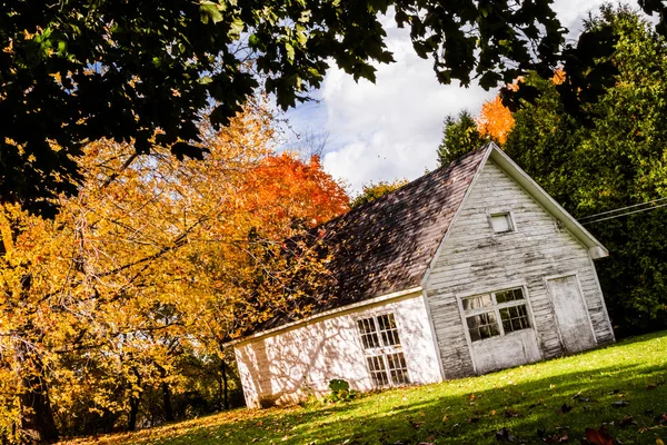 秋のシーズン中に放棄された白い小屋 — ストック写真