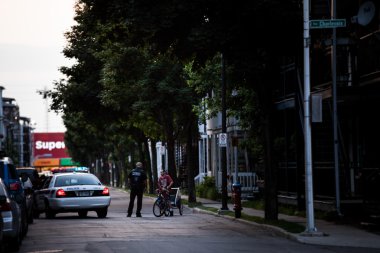 Trois-Riviere fakirler sokakta birine konuşan polis