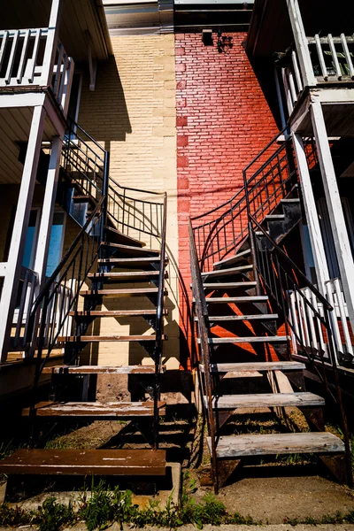 Escaleras simétricas en la zona pobre de Trois-Riviere — Foto de Stock