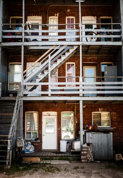 Escaleras del patio trasero en la zona pobre de Trois-Riviere — Foto de Stock