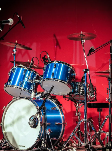 Drumkit na frente de fundo azul — Fotografia de Stock