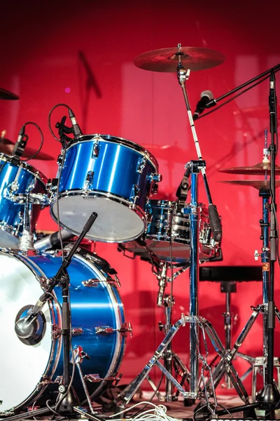 Drumkit en frente de fondo azul — Foto de Stock