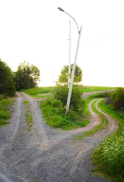 Yol ikiye böler ve bir seçim yapılması gerekir — Stok fotoğraf