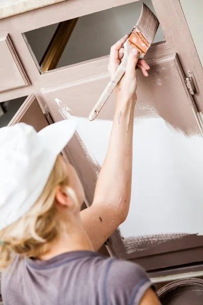 Detailní záběr ženy malování kuchyňské skříně — Stock fotografie
