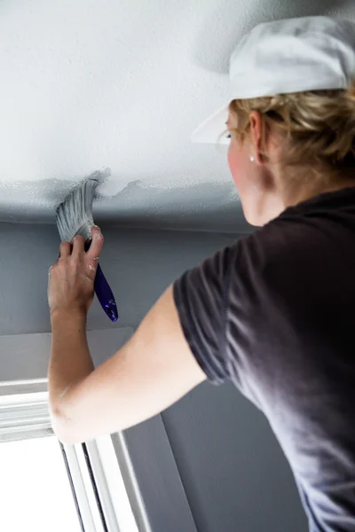 Frau bemalt die Ränder der Decke — Stockfoto