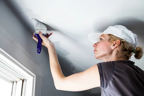 Frau bemalt die Ränder der Decke — Stockfoto