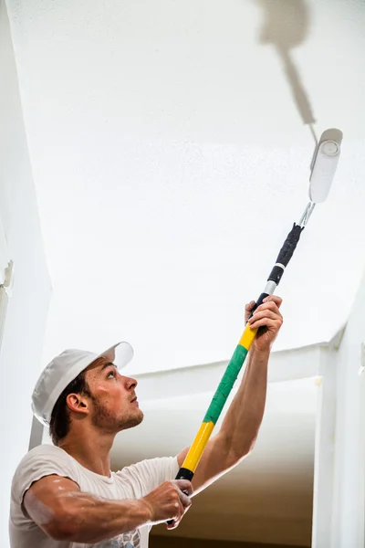 Close-up van de mens het plafond schilderen — Stockfoto