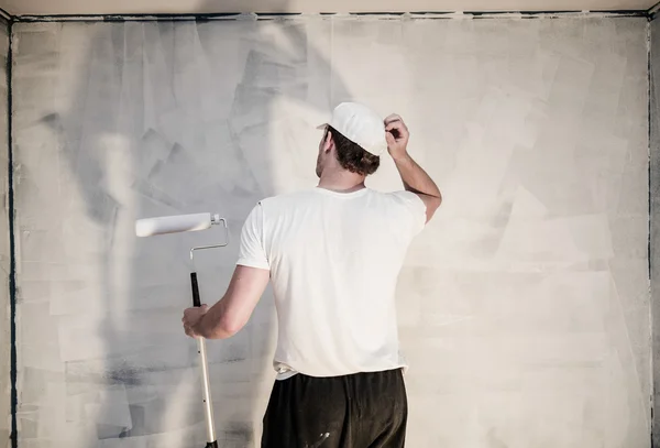 그려진된 벽 보고 하는 남자 — 스톡 사진
