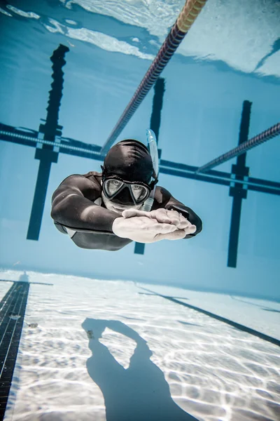 Freediver wykonywania podczas konkurencji — Zdjęcie stockowe