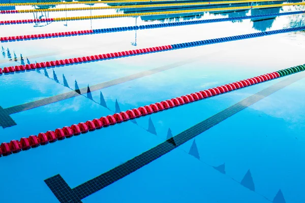 漂浮的奥林匹克游泳池走廊电缆 — 图库照片