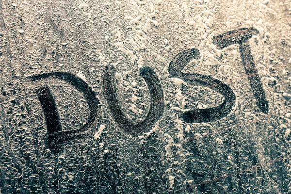 Palavra de poeira em uma janela empoeirada — Fotografia de Stock