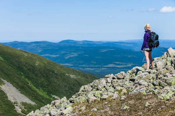 Mladá žena při pohledu na výhled z vrcholu kopce — Stock fotografie