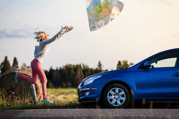 Junge Frau verliert Landkarte wegen des Windes — Stockfoto