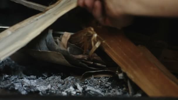 L'homme allume le feu dans la cheminée — Video