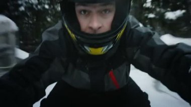 Ormandaki kar arabası sürücüsü