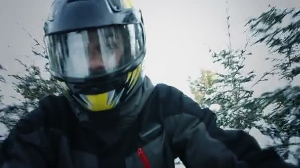 Conductor de motos de nieve en Forest — Vídeos de Stock
