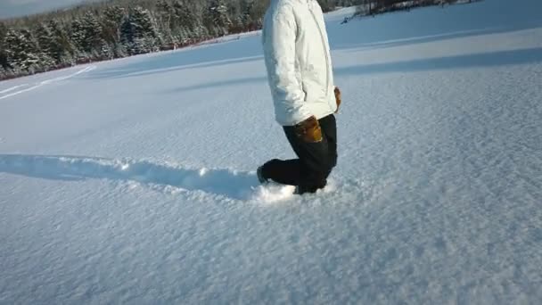 Mujer caminando en la nieve — Vídeos de Stock