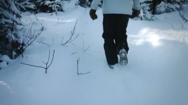 Ormanda yürüyen bir kadın