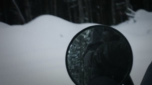 Snowmobile οδηγός στο δάσος — Αρχείο Βίντεο