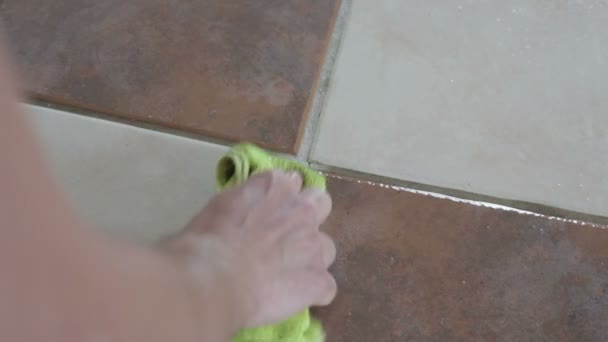 Dělník čištění špinavé keramické Malty — Stock video