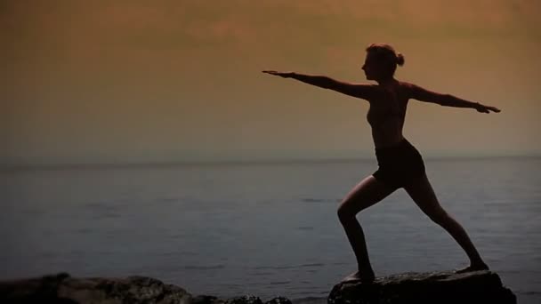 Frau macht Yoga-Stellung — Stockvideo