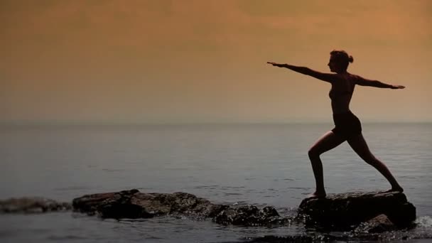 Mujer haciendo Yoga Posición — Vídeos de Stock