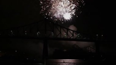 Gece köprü üzerinde havai fişek