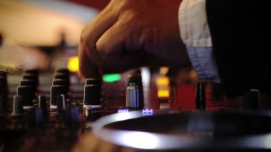 Elle partide DJ kurulu