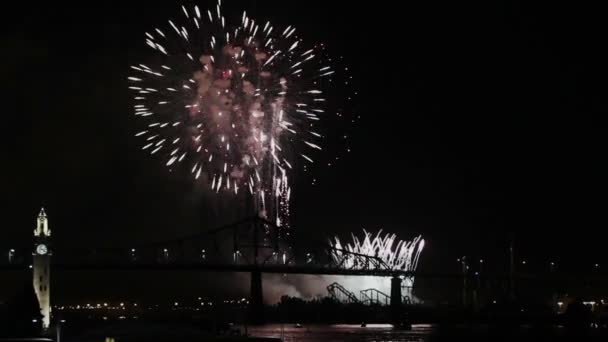 Fuegos artificiales en la noche sobre el puente — Vídeo de stock