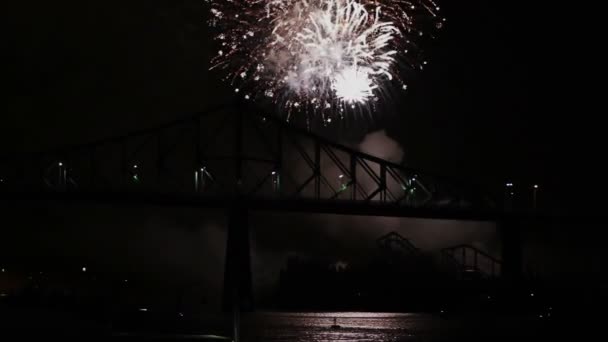 Fuochi d'artificio di notte sul ponte — Video Stock