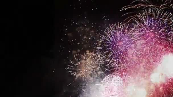 Celebración y explosiones de fuegos artificiales — Vídeo de stock