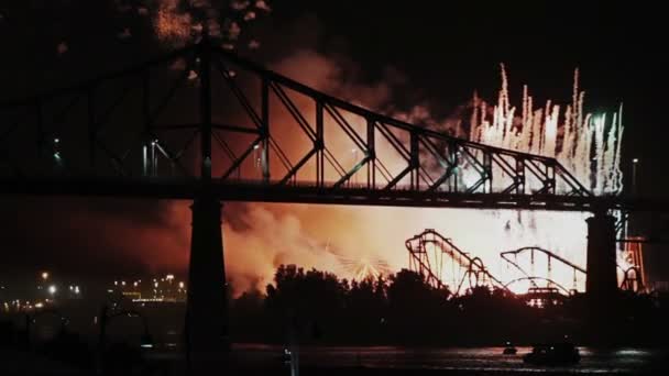 Πυροτεχνήματα το βράδυ πάνω από γέφυρα — Αρχείο Βίντεο