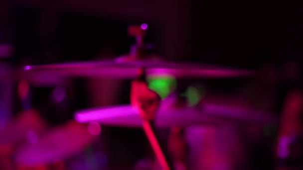 ステージ上のドラムキットのシンバル — ストック動画