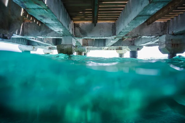 Sous un Dock photo avec beaucoup de vagues — Photo