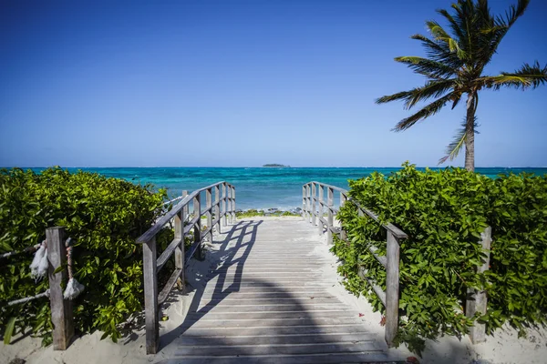 Ponte con un'isola deserta sullo sfondo — Foto Stock