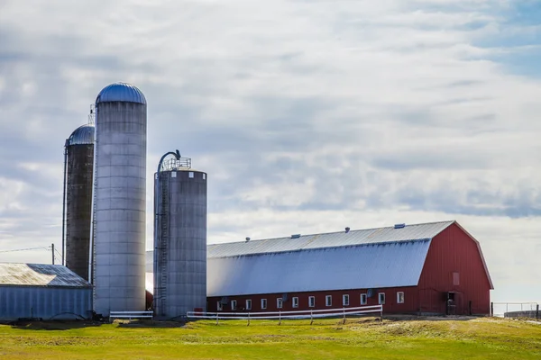 Traditional Red Farm and Silos — Stock Photo, Image